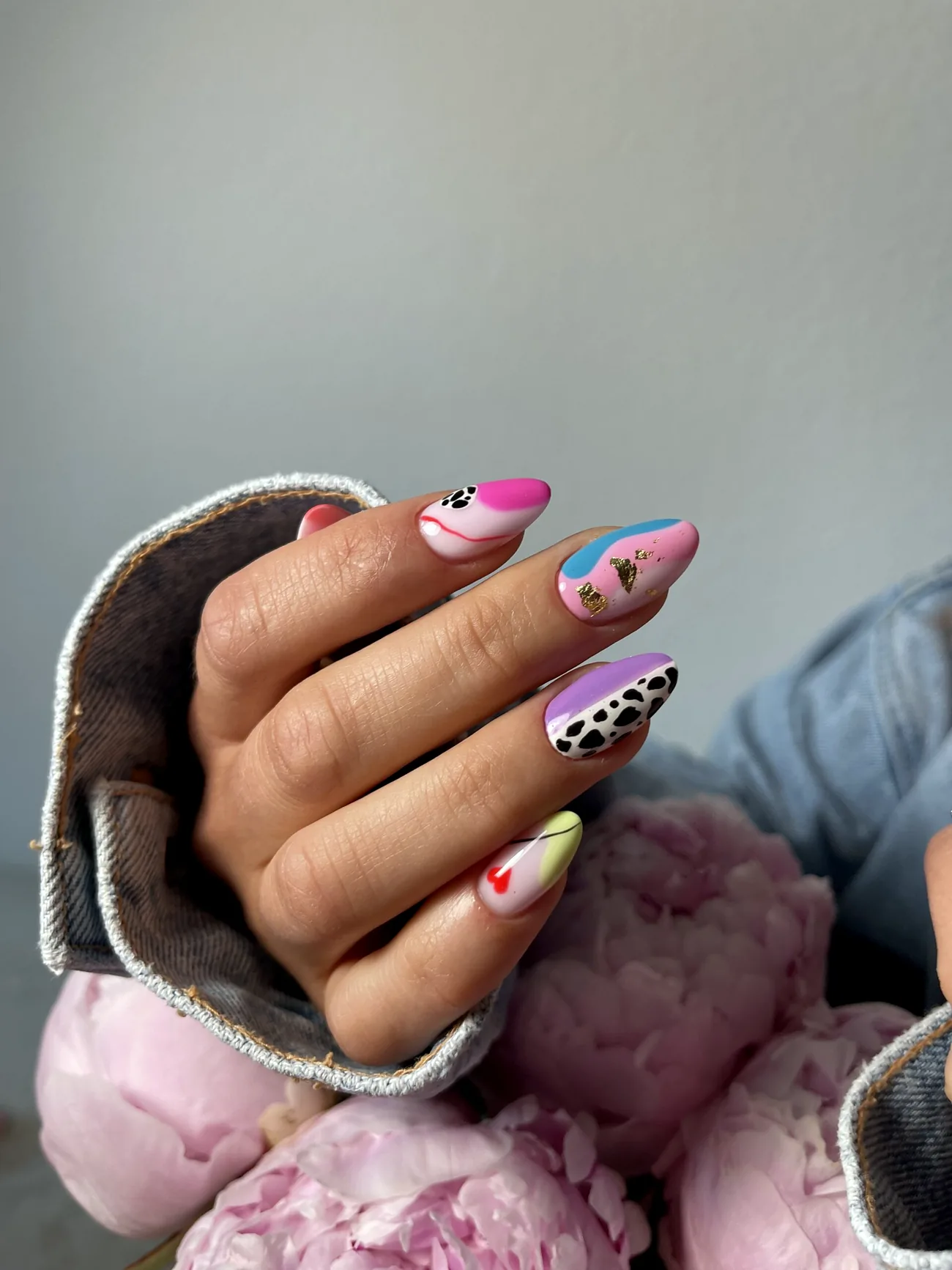 Lange Nägel mit verspielter Nail Art in Rosa