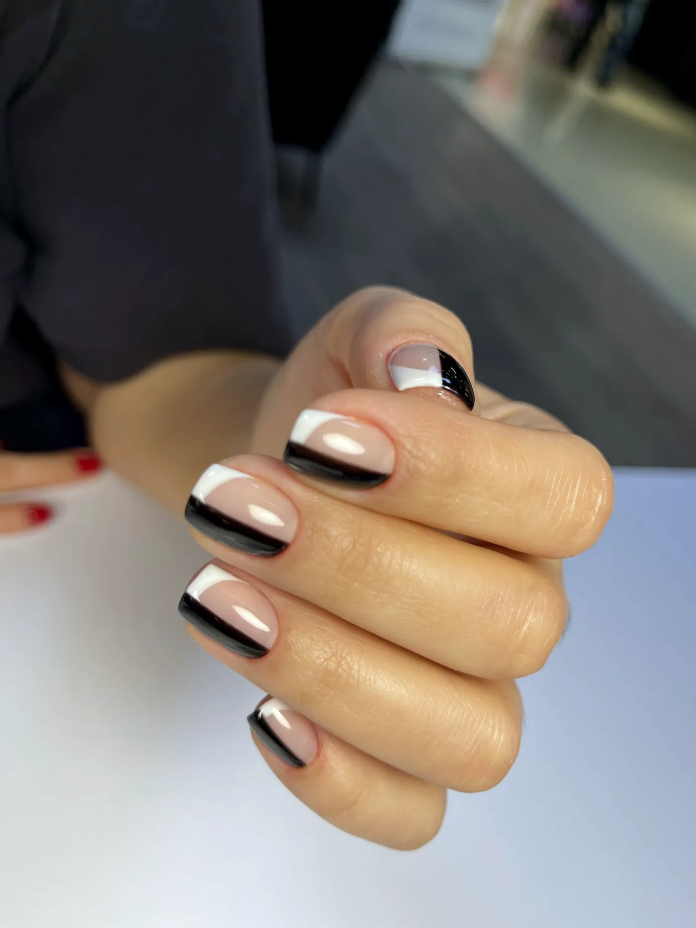 Gepflegte Nägel mit Gellack in Nude und Schwarz, Arbeit von Ana Beauty Studio
